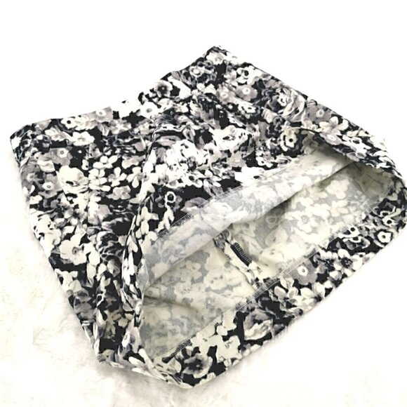 Gap EUC Women's 2 Floral Zipper Navy Mini Skirt - Picture 2 of 8